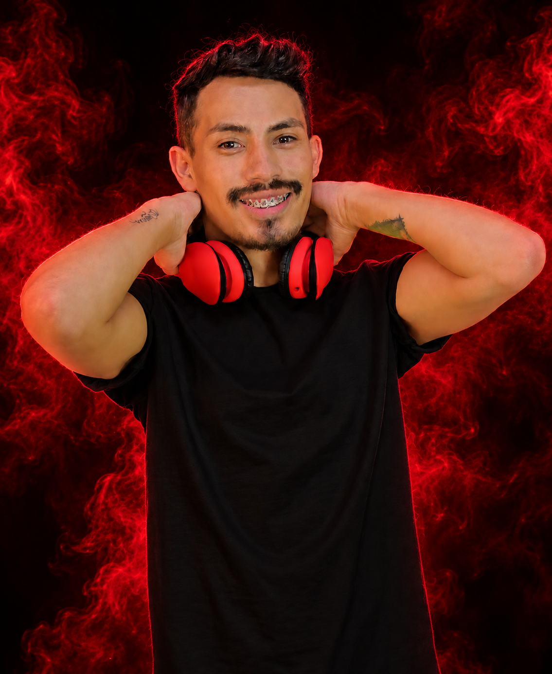DJ Rafa com camiseta preta, fones vermelhos e fumaça vermelha ao fundo
